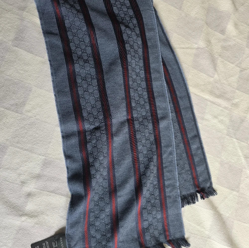 Authentic Gucci Men's Scarf in Navy and Crimson - Picture 13 of 13